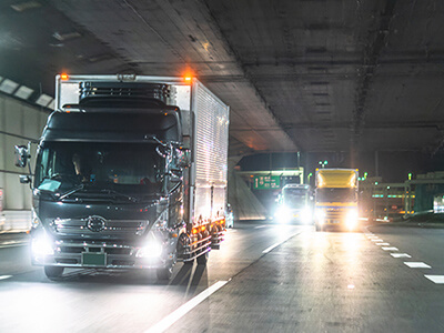 トラックドライバーの労働時間は長い？